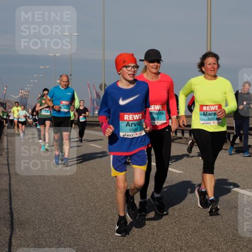 03.10.2025 - Köhlbrandbrückenlauf Fabian Wolf http://msf.ph/oto/9044419 03.10.2025 09:57:06 Position 3 2996, 3060, 3062 meine-sportfotos.de