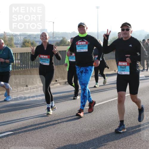 03.10.2025 - Köhlbrandbrückenlauf Lena Gebhardt http://msf.ph/oto/9044437 03.10.2025 09:27:13 Position 1 2462, 2463, 1965 meine-sportfotos.de