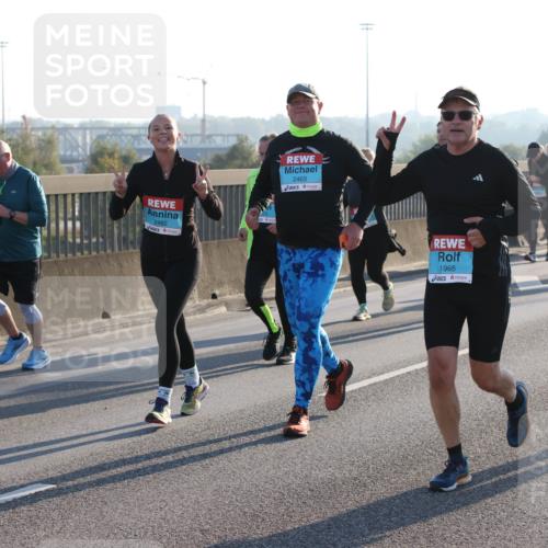 03.10.2025 - Köhlbrandbrückenlauf Lena Gebhardt http://msf.ph/oto/9044444 03.10.2025 09:27:13 Position 1 2462, 2463, 1965 meine-sportfotos.de