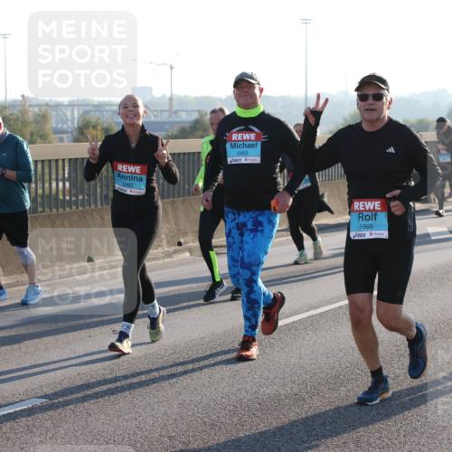03.10.2025 - Köhlbrandbrückenlauf Lena Gebhardt http://msf.ph/oto/9044450 03.10.2025 09:27:13 Position 1 2462, 2463, 1965 meine-sportfotos.de