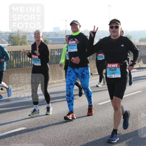 03.10.2025 - Köhlbrandbrückenlauf Lena Gebhardt http://msf.ph/oto/9044458 03.10.2025 09:27:14 Position 1 2462, 2463, 1965 meine-sportfotos.de