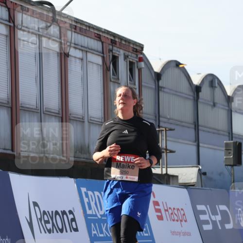 03.10.2025 - Köhlbrandbrückenlauf Luisa Fischer http://msf.ph/oto/9044491 03.10.2025 13:41:51 Ziel 5043, 5193, 5232, 5250, 5257, 5315 meine-sportfotos.de