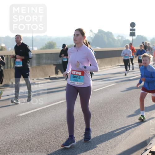 03.10.2025 - Köhlbrandbrückenlauf Lena Gebhardt http://msf.ph/oto/9044496 03.10.2025 09:27:14 Position 1 2551 meine-sportfotos.de