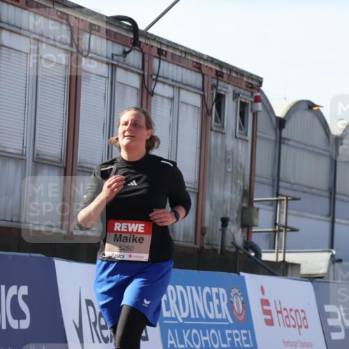 03.10.2025 - Köhlbrandbrückenlauf Luisa Fischer http://msf.ph/oto/9044498 03.10.2025 13:41:52 Ziel 5043, 5193, 5232, 5250, 5257, 5315 meine-sportfotos.de