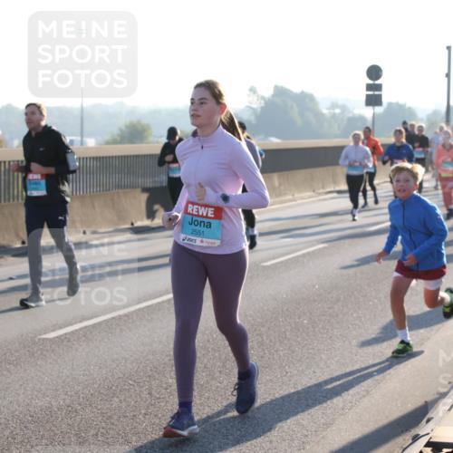 03.10.2025 - Köhlbrandbrückenlauf Lena Gebhardt http://msf.ph/oto/9044499 03.10.2025 09:27:15 Position 1 2551 meine-sportfotos.de