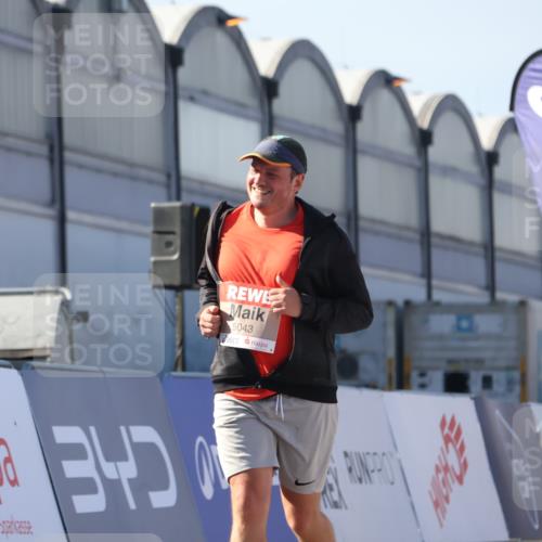 03.10.2025 - Köhlbrandbrückenlauf Luisa Fischer http://msf.ph/oto/9044505 03.10.2025 13:41:53 Ziel 5043, 5193, 5232, 5250, 5257, 5315 meine-sportfotos.de
