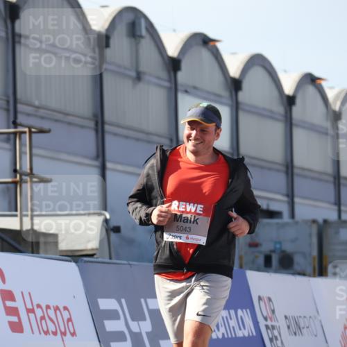 03.10.2025 - Köhlbrandbrückenlauf Luisa Fischer http://msf.ph/oto/9044508 03.10.2025 13:41:54 Ziel 5043, 5193, 5232, 5250, 5257, 5315 meine-sportfotos.de