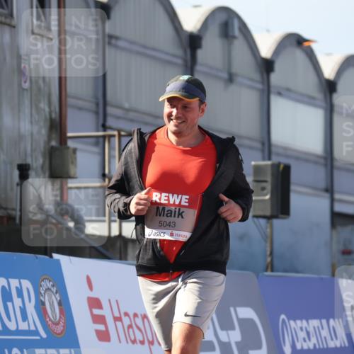 03.10.2025 - Köhlbrandbrückenlauf Luisa Fischer http://msf.ph/oto/9044516 03.10.2025 13:41:54 Ziel 5043, 5193, 5232, 5250, 5257, 5315 meine-sportfotos.de