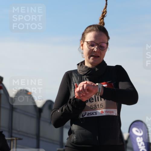 03.10.2025 - Köhlbrandbrückenlauf Luisa Fischer http://msf.ph/oto/9044524 03.10.2025 13:41:55 Ziel 5043, 5193, 5232, 5250, 5257, 5315 meine-sportfotos.de
