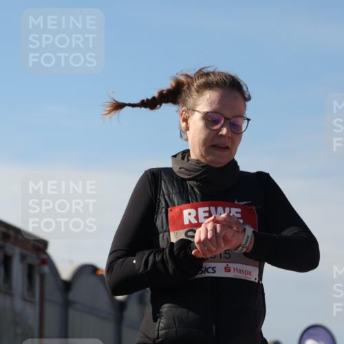 03.10.2025 - Köhlbrandbrückenlauf Luisa Fischer http://msf.ph/oto/9044531 03.10.2025 13:41:55 Ziel 5043, 5193, 5232, 5250, 5257, 5315 meine-sportfotos.de