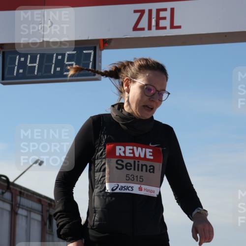 03.10.2025 - Köhlbrandbrückenlauf Luisa Fischer http://msf.ph/oto/9044538 03.10.2025 13:41:56 Ziel 5043, 5193, 5232, 5250, 5257, 5315 meine-sportfotos.de