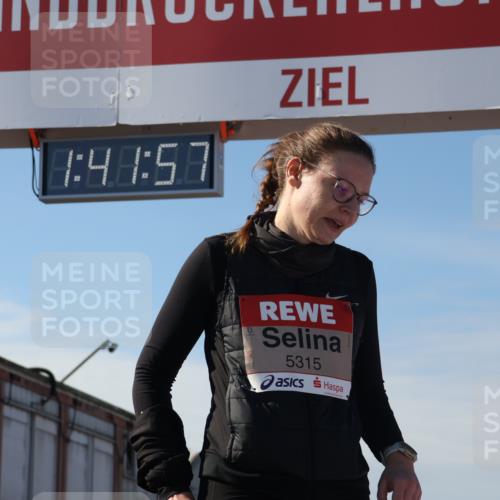 03.10.2025 - Köhlbrandbrückenlauf Luisa Fischer http://msf.ph/oto/9044542 03.10.2025 13:41:56 Ziel 5043, 5193, 5232, 5250, 5257, 5315 meine-sportfotos.de