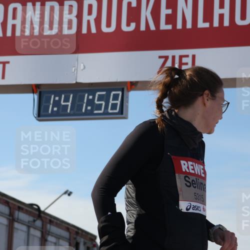 03.10.2025 - Köhlbrandbrückenlauf Luisa Fischer http://msf.ph/oto/9044546 03.10.2025 13:41:57 Ziel 5043, 5193, 5232, 5250, 5257, 5315, 5620 meine-sportfotos.de
