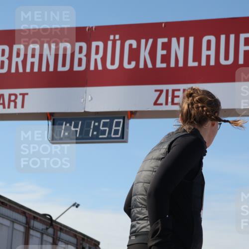 03.10.2025 - Köhlbrandbrückenlauf Luisa Fischer http://msf.ph/oto/9044547 03.10.2025 13:41:57 Ziel 5043, 5193, 5232, 5250, 5257, 5315, 5620 meine-sportfotos.de