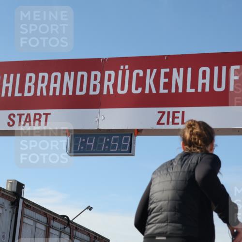 03.10.2025 - Köhlbrandbrückenlauf Luisa Fischer http://msf.ph/oto/9044554 03.10.2025 13:41:58 Ziel 5043, 5232, 5250, 5257, 5315, 5620 meine-sportfotos.de