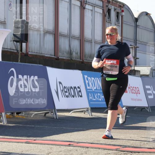 03.10.2025 - Köhlbrandbrückenlauf Luisa Fischer http://msf.ph/oto/9044564 03.10.2025 13:42:03 Ziel 5043, 5250, 5253, 5315, 5620 meine-sportfotos.de