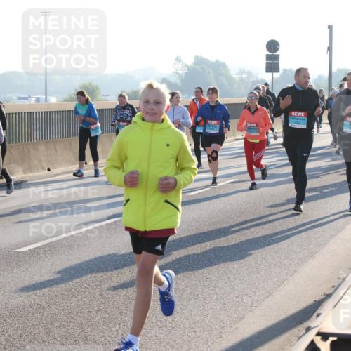 03.10.2025 - Köhlbrandbrückenlauf Lena Gebhardt http://msf.ph/oto/9044605 03.10.2025 09:27:17 Position 1 7, 2300 meine-sportfotos.de