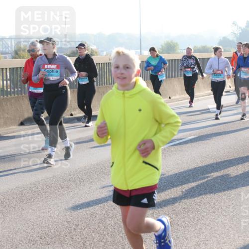 03.10.2025 - Köhlbrandbrückenlauf Lena Gebhardt http://msf.ph/oto/9044610 03.10.2025 09:27:18 Position 1 2393, 2300 meine-sportfotos.de