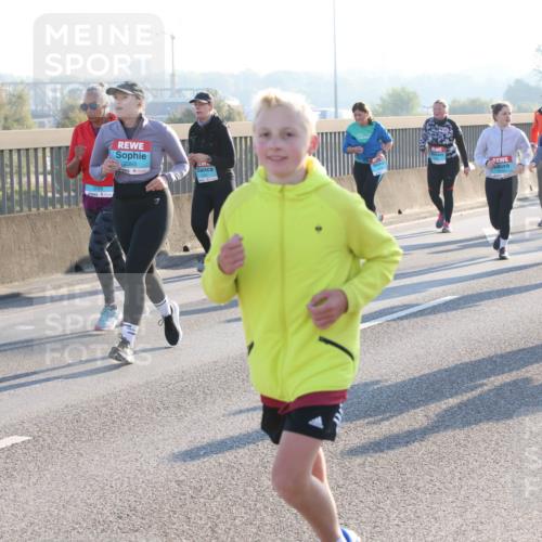 03.10.2025 - Köhlbrandbrückenlauf Lena Gebhardt http://msf.ph/oto/9044614 03.10.2025 09:27:18 Position 1 2393 meine-sportfotos.de