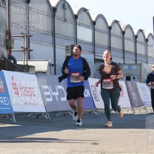 03.10.2025 - Köhlbrandbrückenlauf Luisa Fischer http://msf.ph/oto/9044655 03.10.2025 13:42:34 Ziel 6160, 6161 meine-sportfotos.de