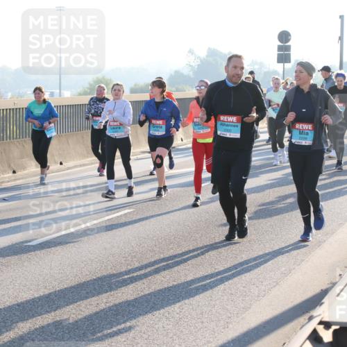 03.10.2025 - Köhlbrandbrückenlauf Lena Gebhardt http://msf.ph/oto/9044656 03.10.2025 09:27:19 Position 1 1241, 2300, 2298, 2249 meine-sportfotos.de