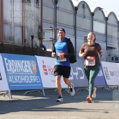 03.10.2025 - Köhlbrandbrückenlauf Luisa Fischer http://msf.ph/oto/9044667 03.10.2025 13:42:35 Ziel 6160, 6161 meine-sportfotos.de