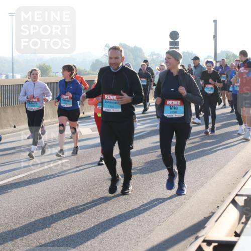 03.10.2025 - Köhlbrandbrückenlauf Lena Gebhardt http://msf.ph/oto/9044675 03.10.2025 09:27:19 Position 1 2300, 2298 meine-sportfotos.de