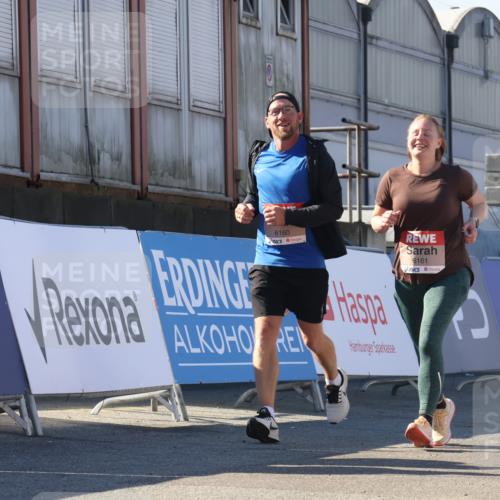 03.10.2025 - Köhlbrandbrückenlauf Luisa Fischer http://msf.ph/oto/9044677 03.10.2025 13:42:36 Ziel 5254, 6160, 6161, 6260 meine-sportfotos.de