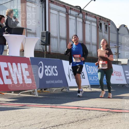 03.10.2025 - Köhlbrandbrückenlauf Luisa Fischer http://msf.ph/oto/9044687 03.10.2025 13:42:37 Ziel 5254, 6160, 6161, 6260 meine-sportfotos.de