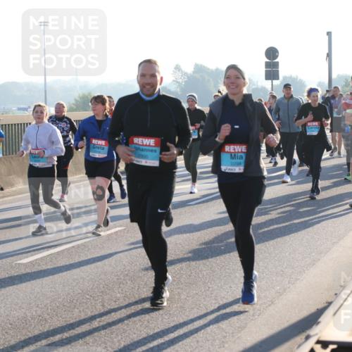 03.10.2025 - Köhlbrandbrückenlauf Lena Gebhardt http://msf.ph/oto/9044696 03.10.2025 09:27:20 Position 1 2300, 2298 meine-sportfotos.de