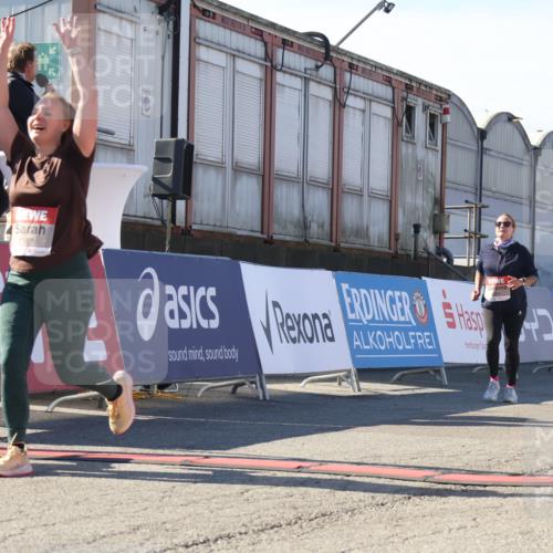 03.10.2025 - Köhlbrandbrückenlauf Luisa Fischer http://msf.ph/oto/9044709 03.10.2025 13:42:39 Ziel 5254, 5418, 6160, 6161, 6260 meine-sportfotos.de