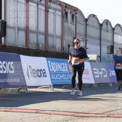 03.10.2025 - Köhlbrandbrückenlauf Luisa Fischer http://msf.ph/oto/9044716 03.10.2025 13:42:39 Ziel 5254, 5418, 6160, 6161, 6260 meine-sportfotos.de