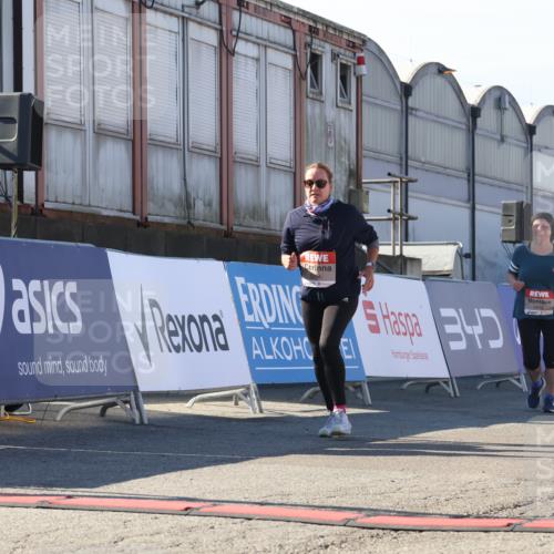 03.10.2025 - Köhlbrandbrückenlauf Luisa Fischer http://msf.ph/oto/9044719 03.10.2025 13:42:40 Ziel 5254, 5418, 6160, 6161, 6260 meine-sportfotos.de