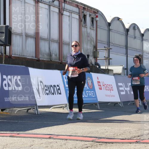 03.10.2025 - Köhlbrandbrückenlauf Luisa Fischer http://msf.ph/oto/9044723 03.10.2025 13:42:40 Ziel 5254, 5418, 6160, 6161, 6260 meine-sportfotos.de