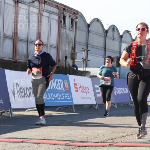 03.10.2025 - Köhlbrandbrückenlauf Luisa Fischer http://msf.ph/oto/9044726 03.10.2025 13:42:40 Ziel 5254, 5418, 6160, 6161, 6260 meine-sportfotos.de