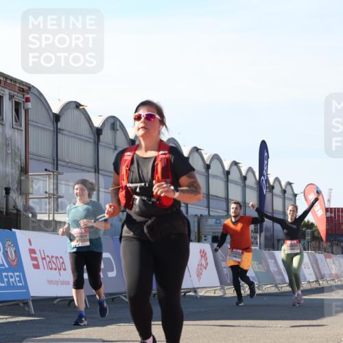 03.10.2025 - Köhlbrandbrückenlauf Luisa Fischer http://msf.ph/oto/9044730 03.10.2025 13:42:41 Ziel 4944, 5086, 5254, 5418, 6160, 6161, 6260 meine-sportfotos.de