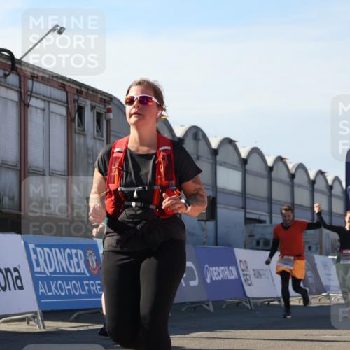 03.10.2025 - Köhlbrandbrückenlauf Luisa Fischer http://msf.ph/oto/9044735 03.10.2025 13:42:41 Ziel 4944, 5086, 5254, 5418, 6160, 6161, 6260 meine-sportfotos.de
