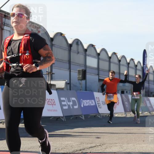 03.10.2025 - Köhlbrandbrückenlauf Luisa Fischer http://msf.ph/oto/9044740 03.10.2025 13:42:42 Ziel 4944, 5086, 5254, 5418, 6160, 6161, 6260 meine-sportfotos.de