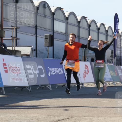 03.10.2025 - Köhlbrandbrückenlauf Luisa Fischer http://msf.ph/oto/9044745 03.10.2025 13:42:42 Ziel 4944, 5086, 5254, 5418, 6160, 6161, 6260 meine-sportfotos.de