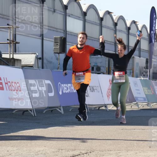 03.10.2025 - Köhlbrandbrückenlauf Luisa Fischer http://msf.ph/oto/9044751 03.10.2025 13:42:42 Ziel 4944, 5086, 5254, 5418, 6160, 6161, 6260 meine-sportfotos.de
