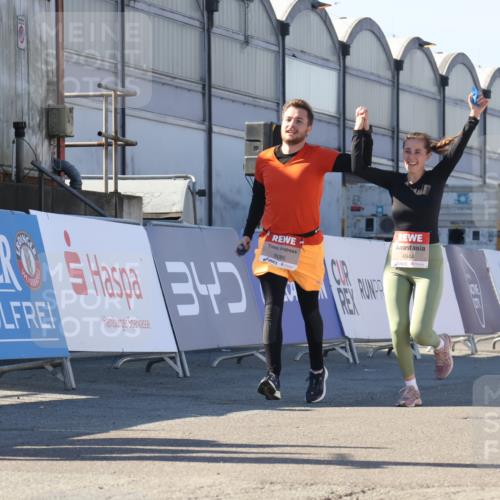 03.10.2025 - Köhlbrandbrückenlauf Luisa Fischer http://msf.ph/oto/9044757 03.10.2025 13:42:43 Ziel 4944, 5086, 5254, 5418, 6160, 6161, 6260 meine-sportfotos.de
