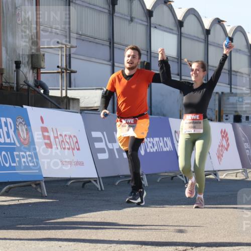 03.10.2025 - Köhlbrandbrückenlauf Luisa Fischer http://msf.ph/oto/9044761 03.10.2025 13:42:43 Ziel 4944, 5086, 5254, 5418, 6160, 6161, 6260 meine-sportfotos.de