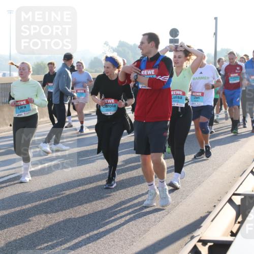 03.10.2025 - Köhlbrandbrückenlauf Lena Gebhardt http://msf.ph/oto/9044770 03.10.2025 09:27:23 Position 1 3105, 3102, 2557, 2373, 3234 meine-sportfotos.de