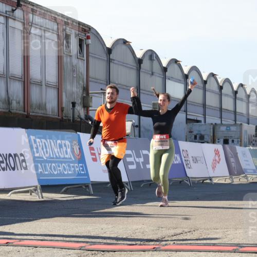 03.10.2025 - Köhlbrandbrückenlauf Luisa Fischer http://msf.ph/oto/9044771 03.10.2025 13:42:44 Ziel 4944, 5086, 5254, 5418, 6160, 6161, 6260 meine-sportfotos.de