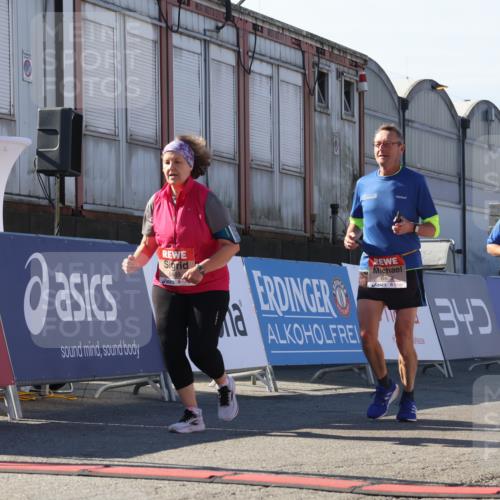 03.10.2025 - Köhlbrandbrückenlauf Luisa Fischer http://msf.ph/oto/9044809 03.10.2025 13:42:51 Ziel 4778, 4944, 5086, 5254, 5418, 6260, 6468, 6469 meine-sportfotos.de