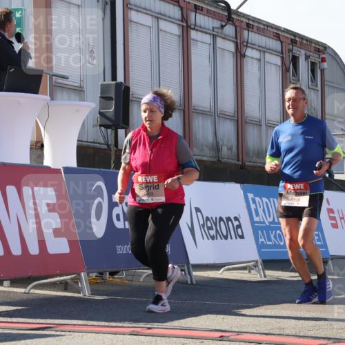 03.10.2025 - Köhlbrandbrückenlauf Luisa Fischer http://msf.ph/oto/9044820 03.10.2025 13:42:51 Ziel 4778, 4944, 5086, 5254, 5418, 6260, 6468, 6469 meine-sportfotos.de