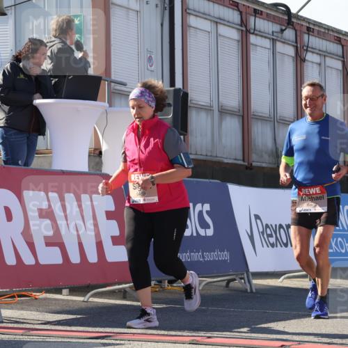 03.10.2025 - Köhlbrandbrückenlauf Luisa Fischer http://msf.ph/oto/9044821 03.10.2025 13:42:52 Ziel 4778, 4944, 5086, 5254, 5418, 6260, 6468, 6469 meine-sportfotos.de