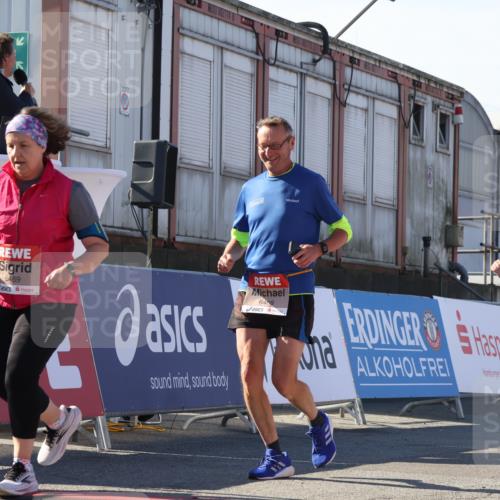 03.10.2025 - Köhlbrandbrückenlauf Luisa Fischer http://msf.ph/oto/9044824 03.10.2025 13:42:52 Ziel 4778, 4944, 5086, 5254, 5418, 6260, 6468, 6469 meine-sportfotos.de