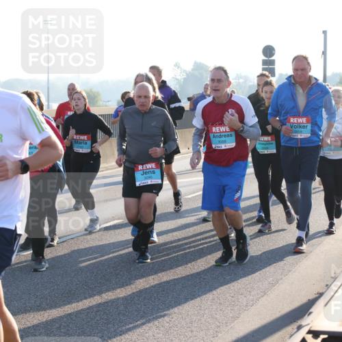 03.10.2025 - Köhlbrandbrückenlauf Lena Gebhardt http://msf.ph/oto/9044835 03.10.2025 09:27:26 Position 1 3234, 43, 2162, 3090, 3088, 2289, 2659 meine-sportfotos.de