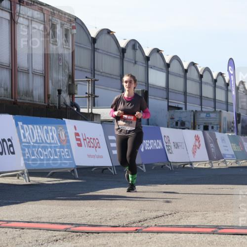 03.10.2025 - Köhlbrandbrückenlauf Luisa Fischer http://msf.ph/oto/9044866 03.10.2025 13:42:56 Ziel 4778, 4944, 5086, 6468, 6469, 6548 meine-sportfotos.de